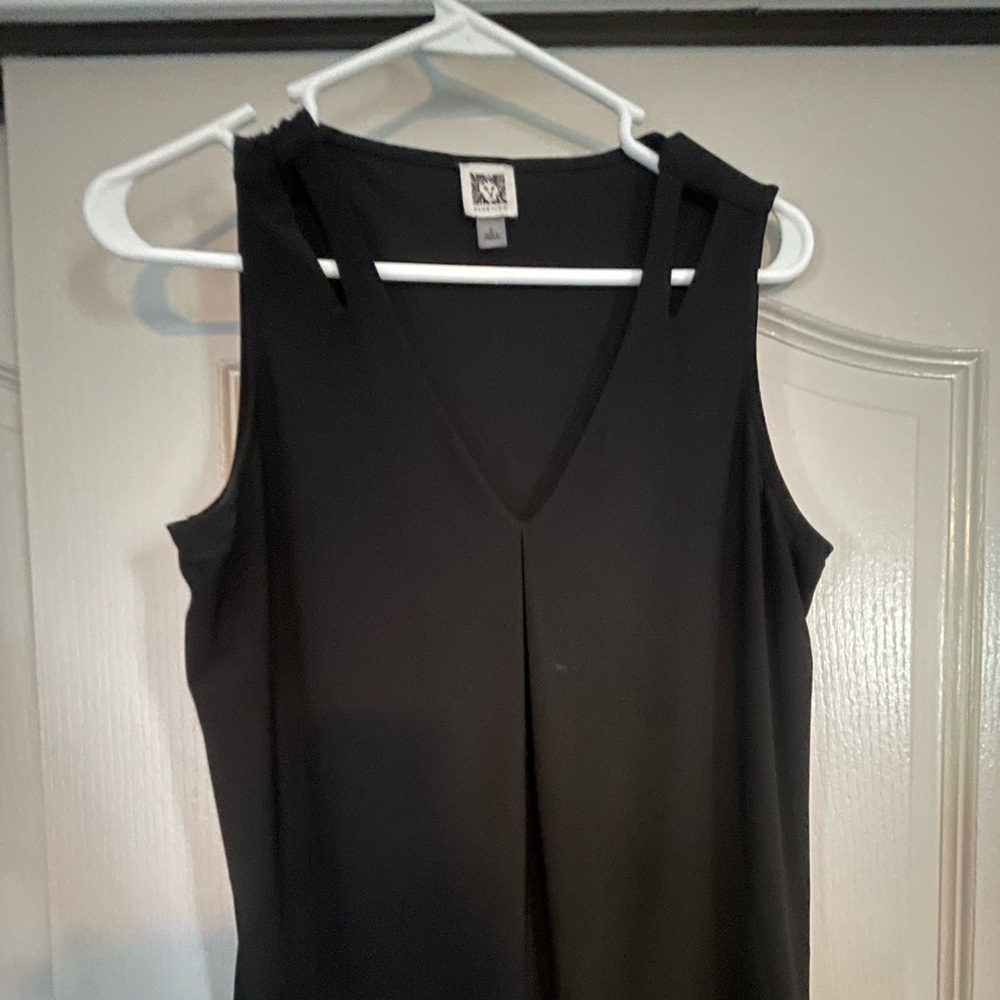 Size small cute black top